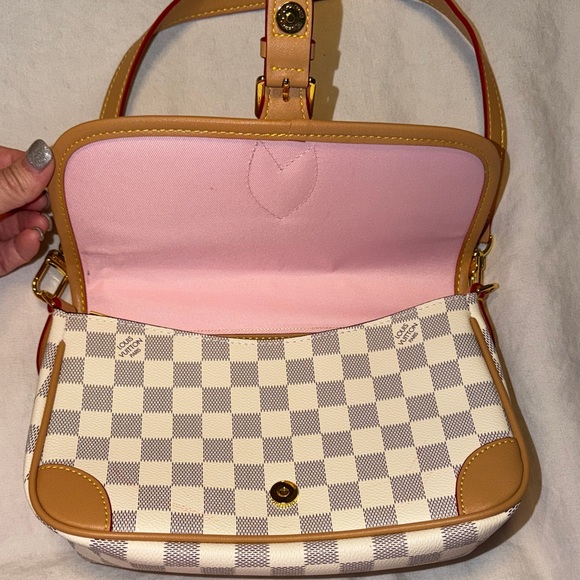 Elegant Tan and White Checkered Shoulder Bag - Picture 2 of 4